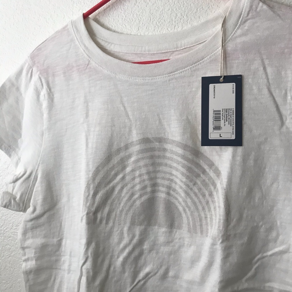 Universal Threads Cream Subtle Rainbow Tee! NWT - Picture 2 of 7